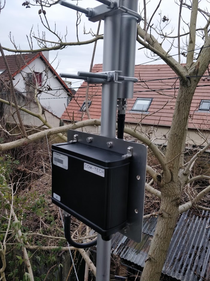 COM-TECH 868 MHz three-pole cavity bandpass filter mounted on a pole directly below the gateway antenna