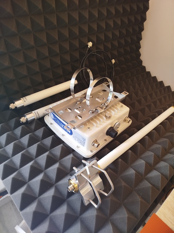 Everything in the box: gateway, antennas, pigtails, brackets and hose clamps